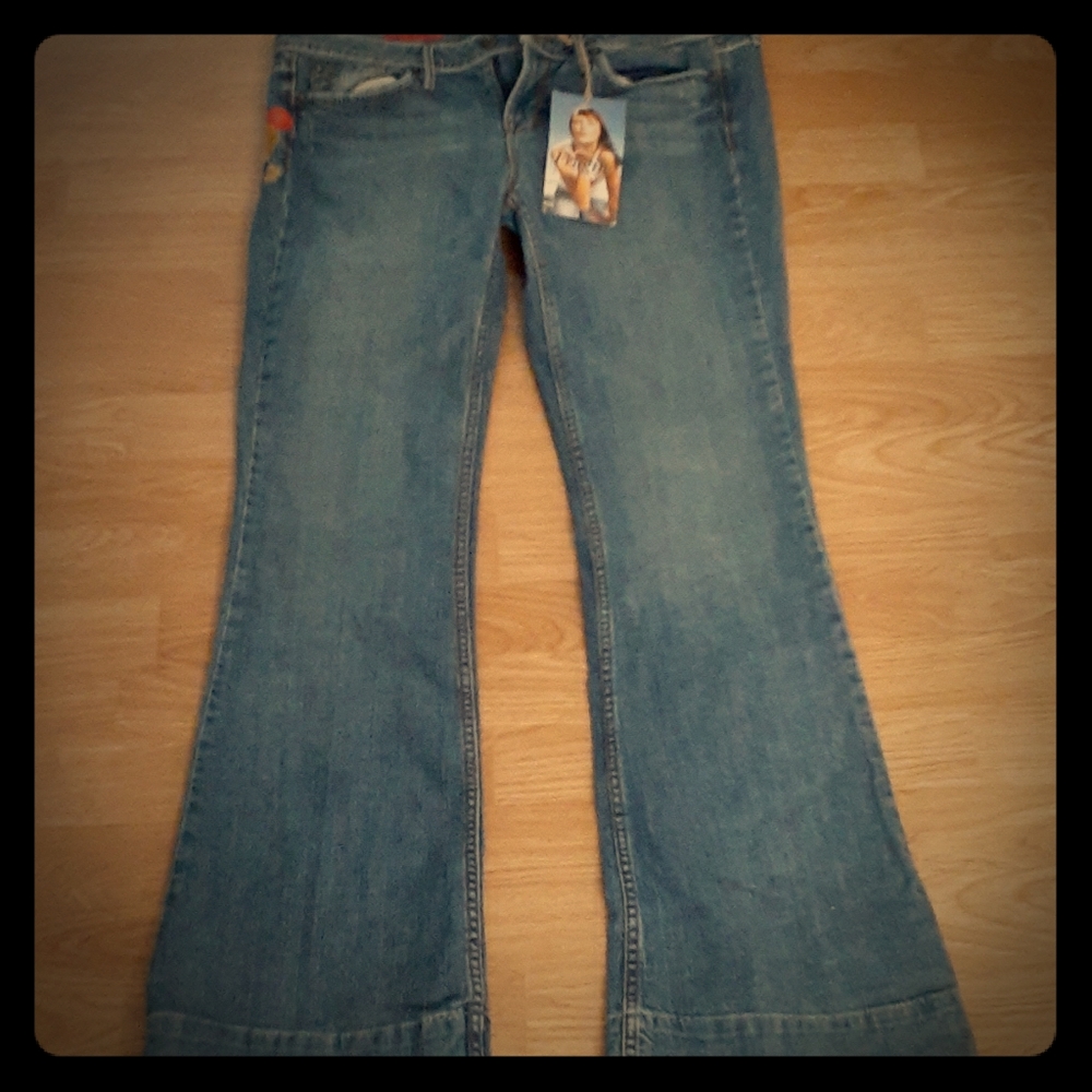 Super cute flowered and flared jeans ☮